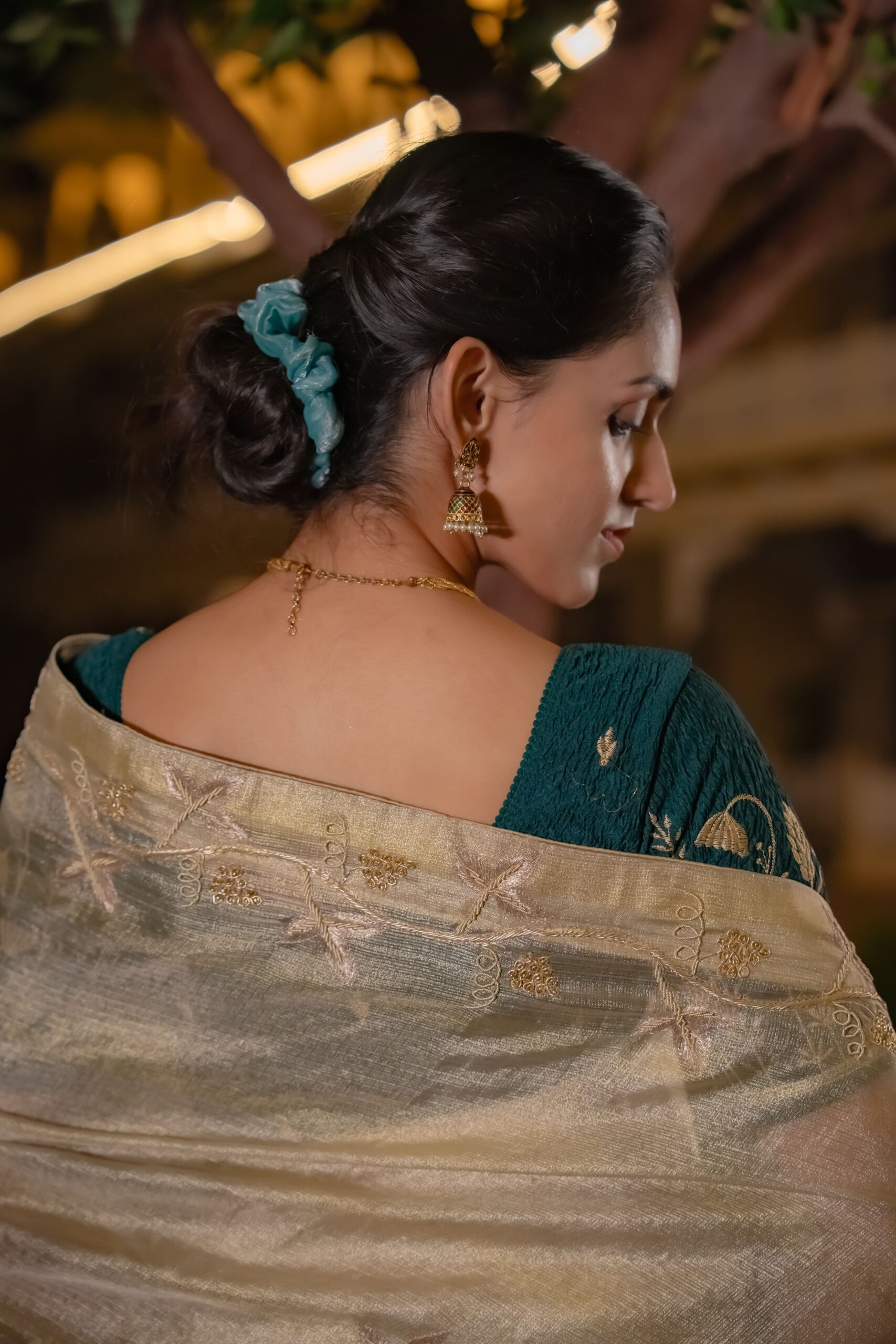 Shimmering golden Zari Saree - Image 3